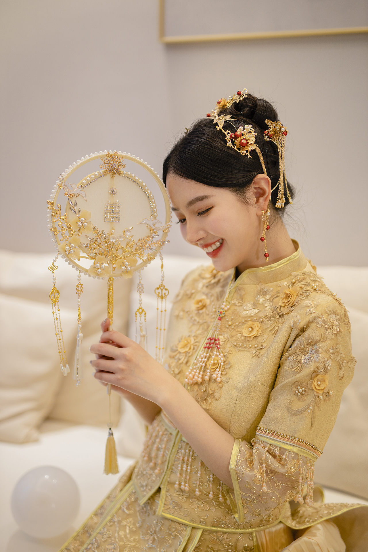 团扇商拍-金灿灿的新娘好美