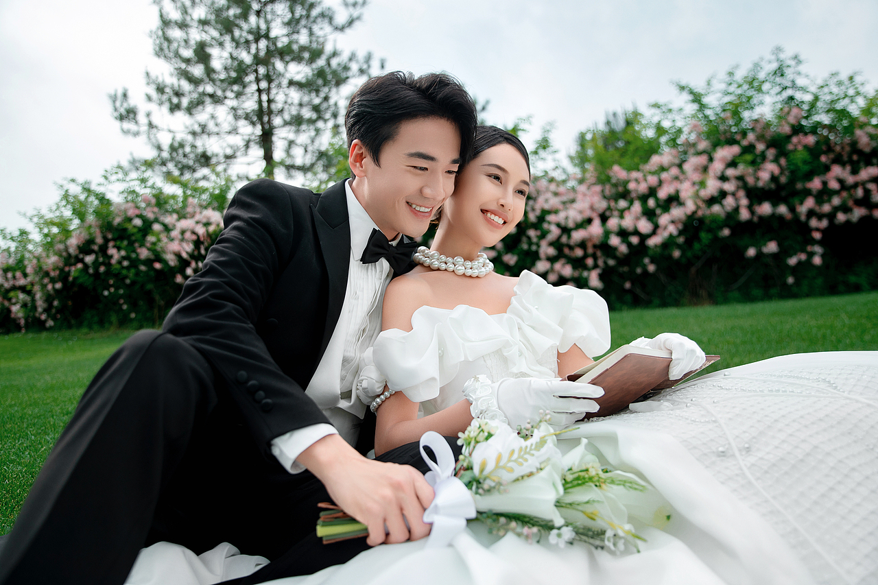 幸亏听劝😍把草坪婚纱照拍成了电影风感觉!!