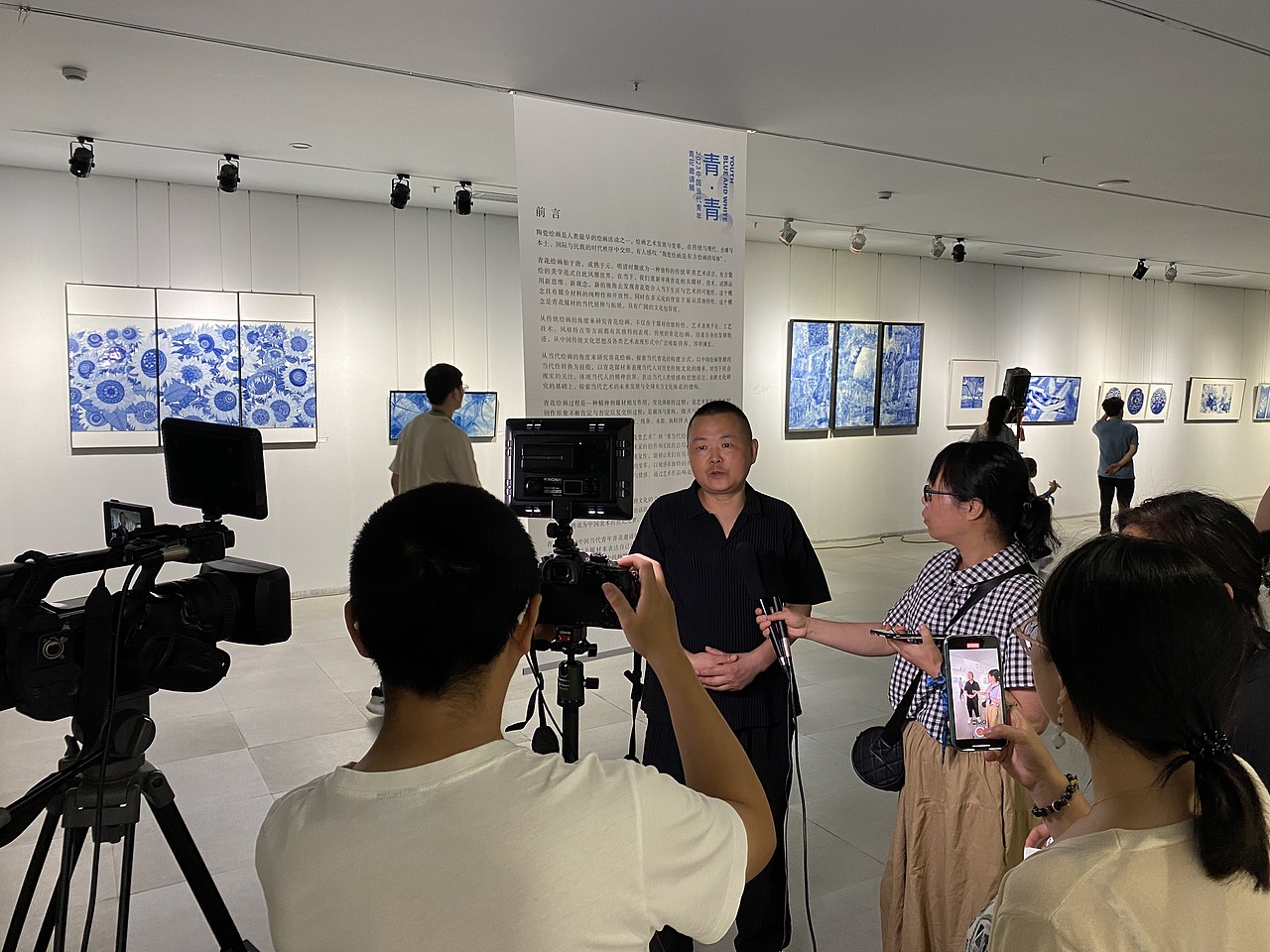 青花瓷的色彩更多的是被当作一种蓝色一种中国蓝来运用,创作者或设计师可以自由的运用自己的语言去诠释青花,如奔放前卫的图案,几何形式的线条,自由的点缀装饰等。在陶瓷绘画中,青花料的颗粒感是很细的,绘画笔触非常鲜明,烧成之后,会保留明显的绘画痕迹,绘画方式与传统中国画接近,它考验创作者的笔墨驾驭能力,所有的手上功夫都毫无保留的挥洒在最终烧制出来的作品上。青花有极强的可塑性,不同的人对青花表达的需求也不同,最重要的是要熟悉青花料性以及背后的发色规律,才能更好的画好青花,画好现代青花,我们如何提升审美素养,奠定自己的绘画风格,突破瓶颈,找到创作方向才是最重要的。