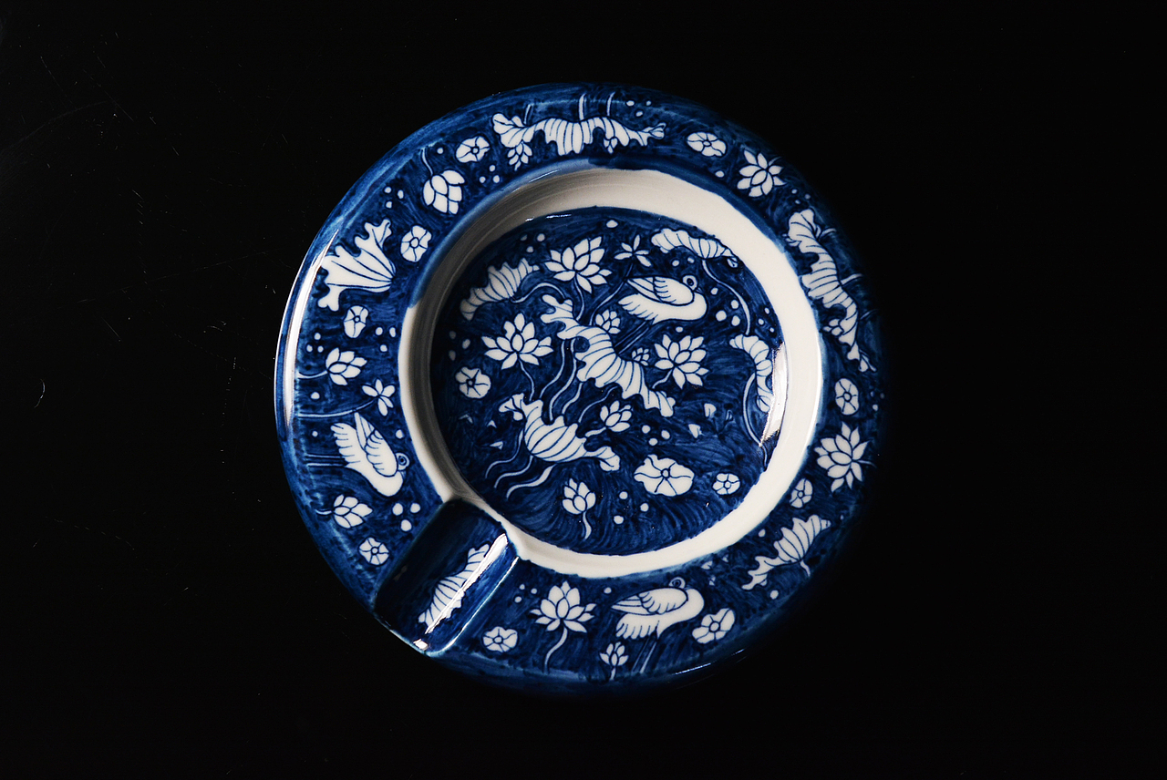 手绘青花烟灰缸简易详情页 (原片/详情页)（图ZMzU4ODY2NDM2） - 产品摄影 - 站酷设计师Eiden原创素材 - 站酷ZCOOL