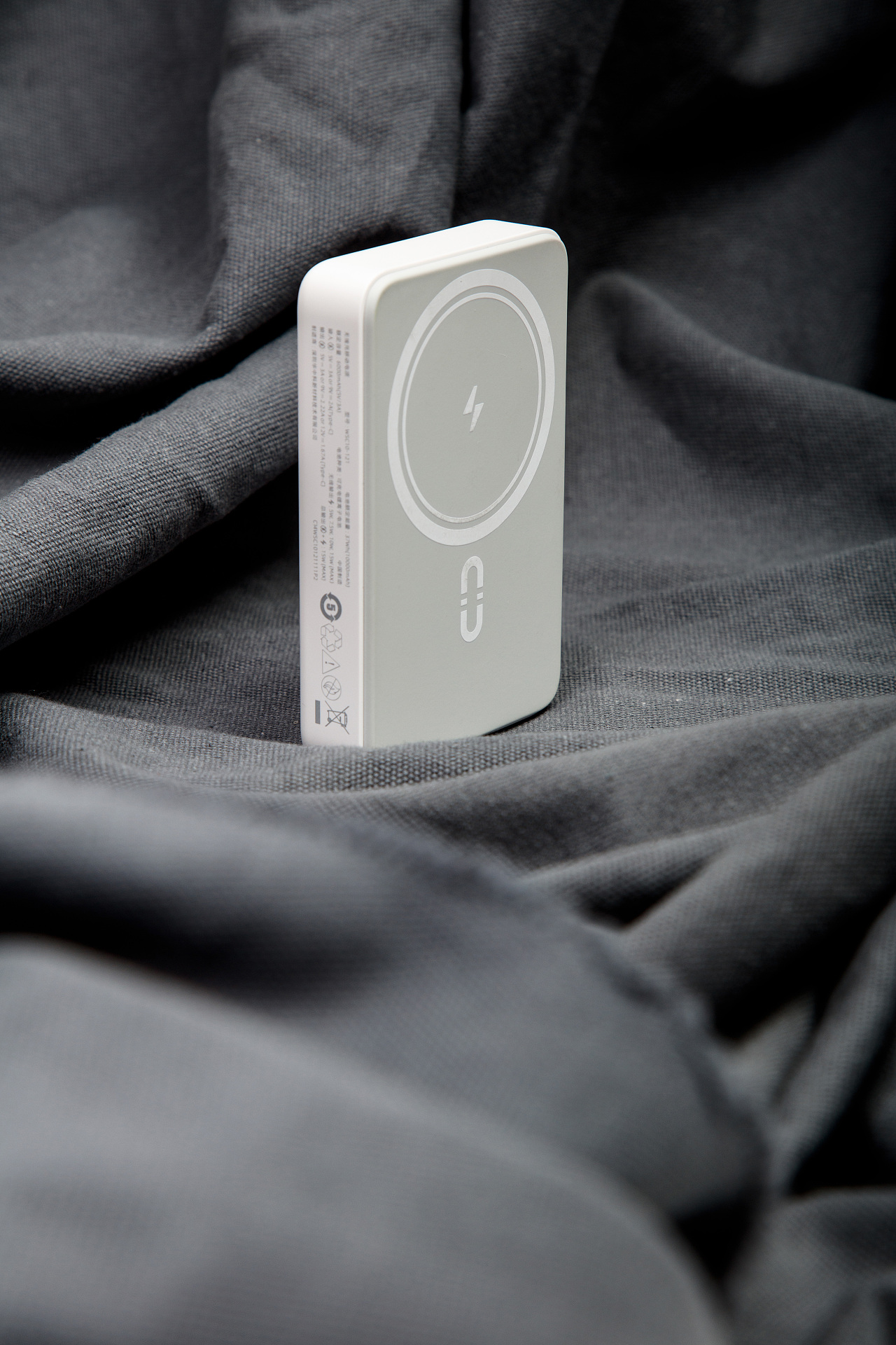 罗马仕 WSC-10 小巧迷你便携 无线磁吸充电宝（图ZMzQwNDExMjYw） - 产品摄影 - 站酷设计师一森giegie原创素材 - 站酷ZCOOL