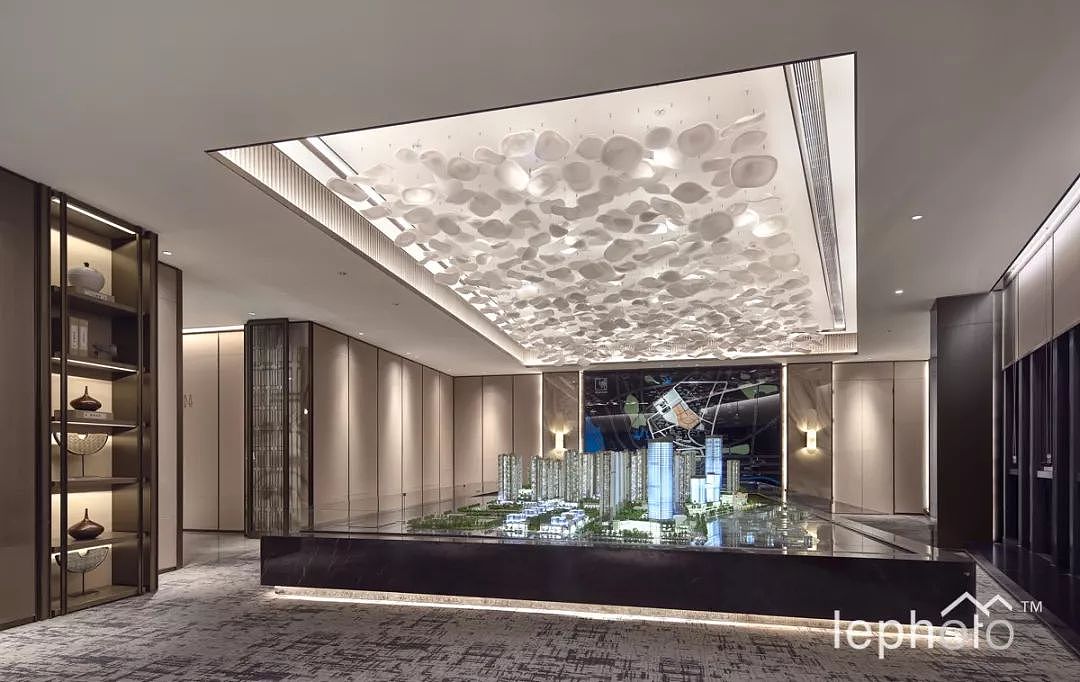 玲珑线
一迳抱幽山,居然城市间<br>-<br>提到“曲径通幽”,人们关注的往往是“曲”与“幽”,似乎越是走过一段曲婉的路,越是能通往幽深、僻静住处。这大概就是现在人们常说的仪式感。而引起我们更为关注的是“通”,通透、通达。通过廊道的掩映体验动线设计,使原本封闭的场所,变得廊廊相连、自由互通。半透隔窗像极了若隐若现的屏障,让相连的空间互不干扰,又充满暧昧侘幽。