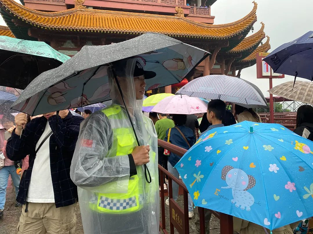 黄鹤楼公园里的安全守护者丨景区美丽环境的默默守护者（图ZMzY4MzUyNDA0） - 人像摄影 - 站酷设计师沙僧SEA原创素材 - 站酷ZCOOL