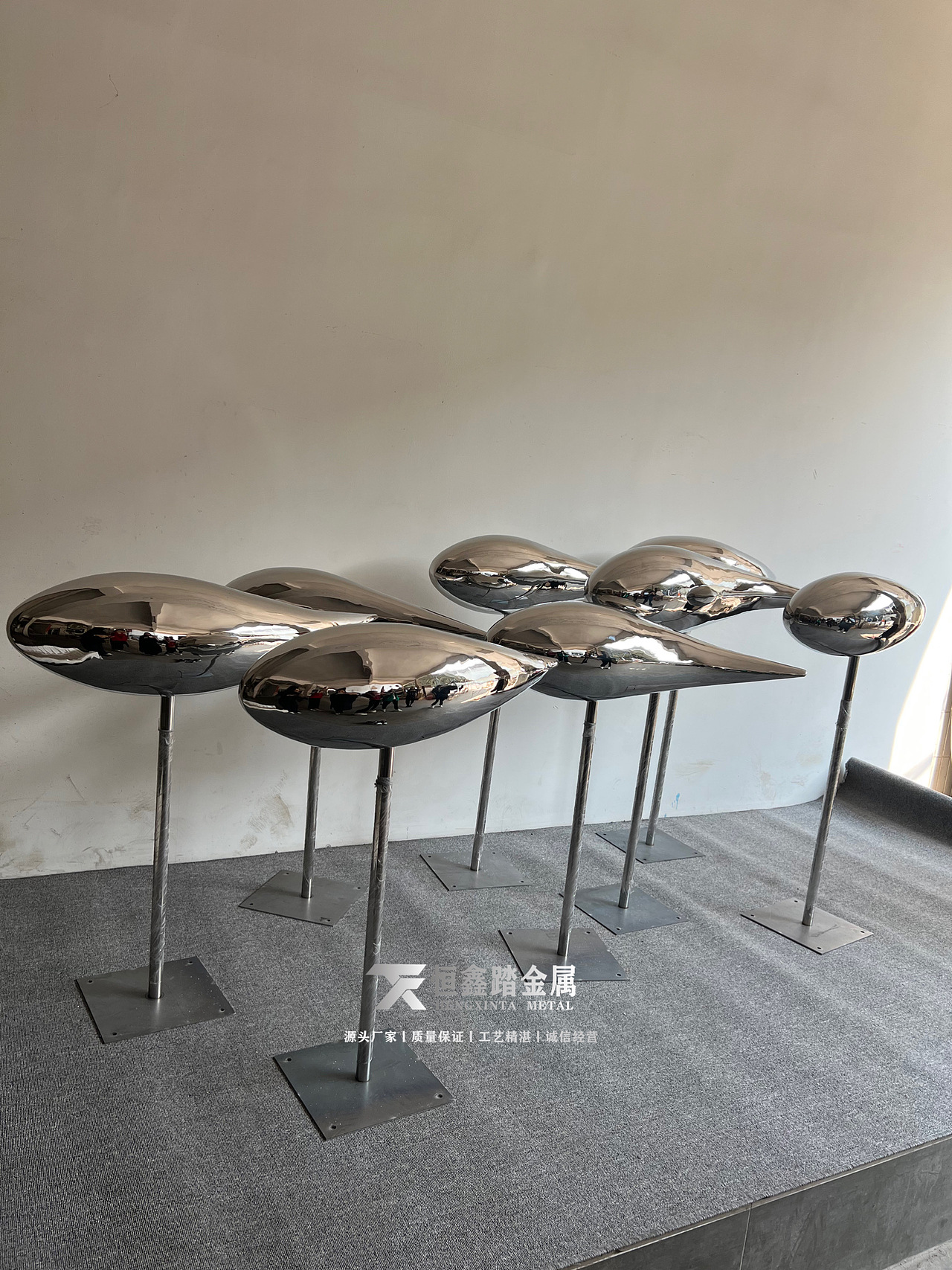 镜面不锈钢鱼群雕塑鱼类景观小品雕塑实物比照片更好看