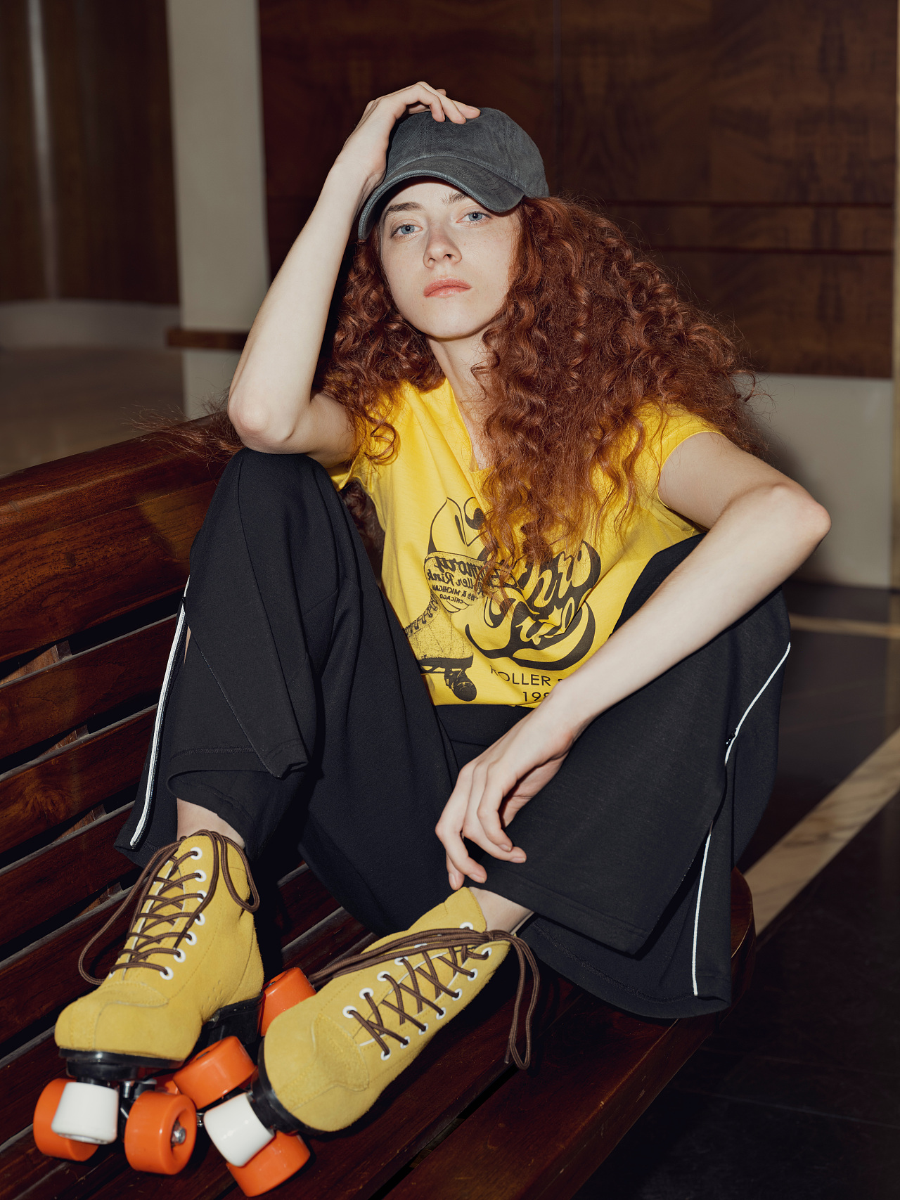 午夜降临时,当滑轮从木质地板上滑过,发出的“咕噜咕噜”声,嬉闹的交谈声,当下最潮的BGM,与迷幻粉紫灯光融为一体,让我们一起尽情滑行,尽情释放自由灵魂。