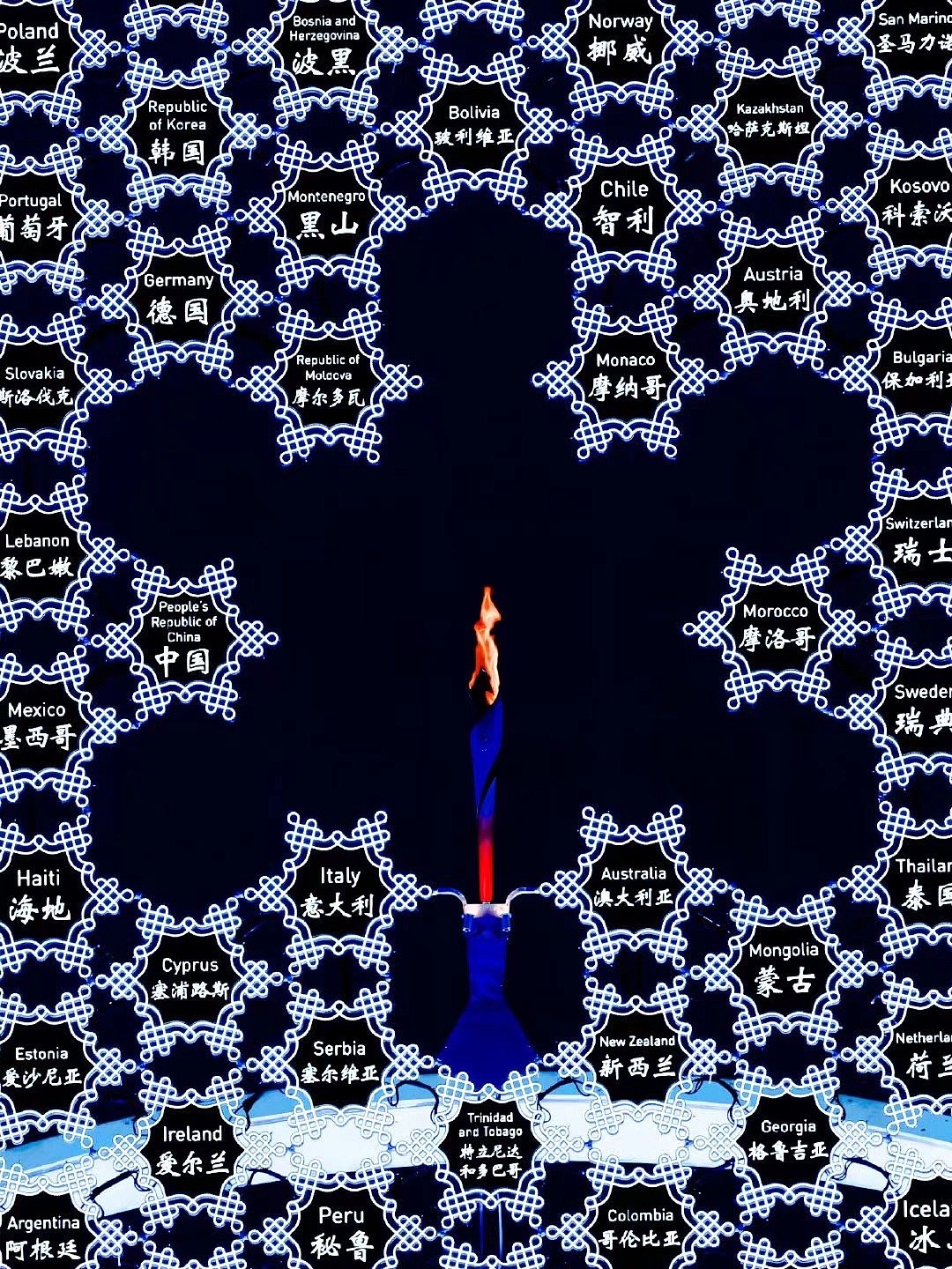 由于参赛国的数量一开始无法确定,小雪花的排布和与橄榄枝的连接关系就需要做多手准备,在推敲艺术造型的同时,还需要考虑结构强度和迎风面积等问题,通过有限元分析以及拓扑优化等方式提出了多个结构上较为合理的创意图案,并针对这些图案进行计算分析得出可能采用的材质,整个火炬的重量以及结构的合理分布。最终,再结合多项仿真模拟实验数据,决定发挥小雪花六边形的特点,采取蜂窝状的稳定结构,无需任何外部结构介入,实现了艺术造型与工程结构的完美融合。