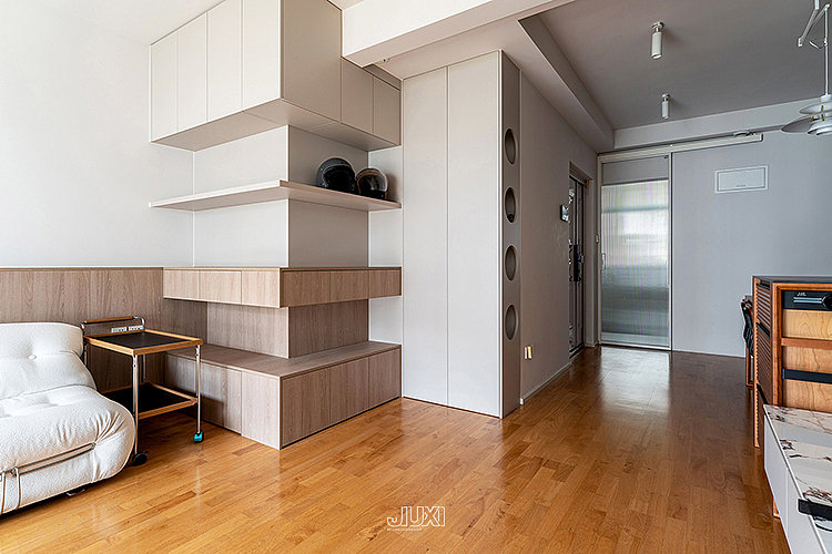 原木+水泥组合太酷了,餐厨一体+转角柜布局显大又通透