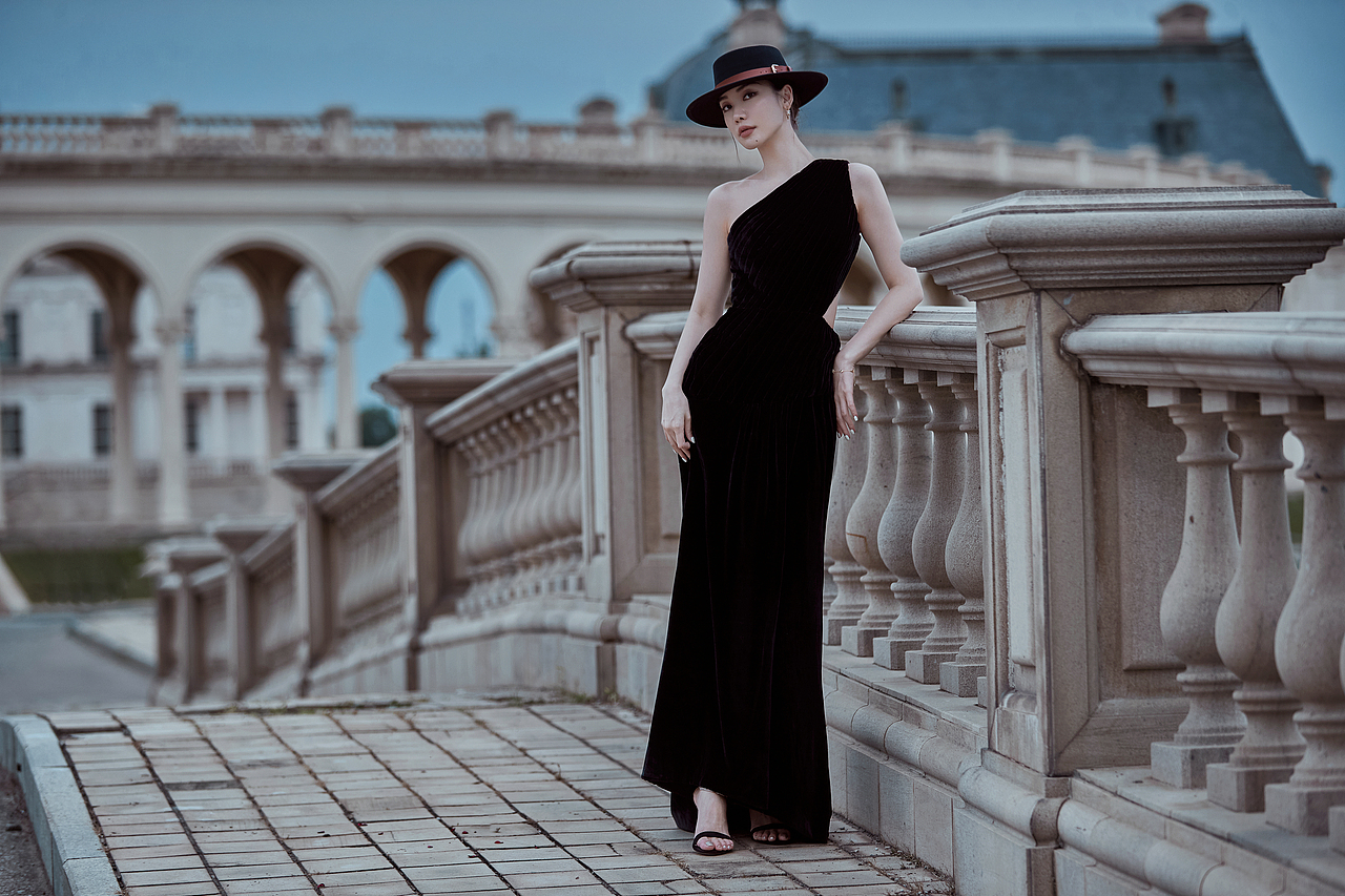 梦幻城堡氛围感法式熟女写真,一眼心动~