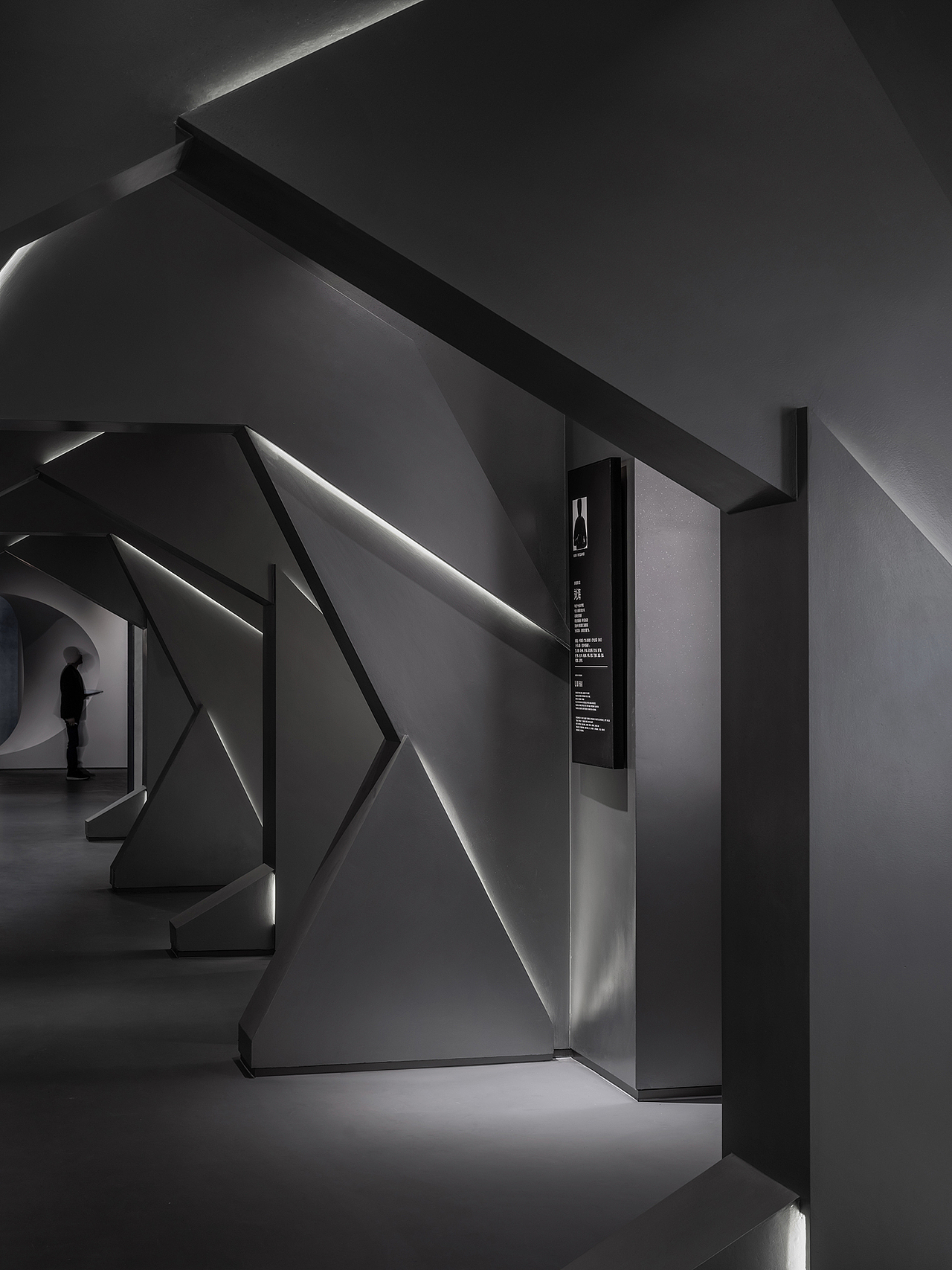 <br>02 价值<br>/ 品牌的自主蜕变<br><br>肖像顾问+艺术探索+对未来影像的致敬<br>