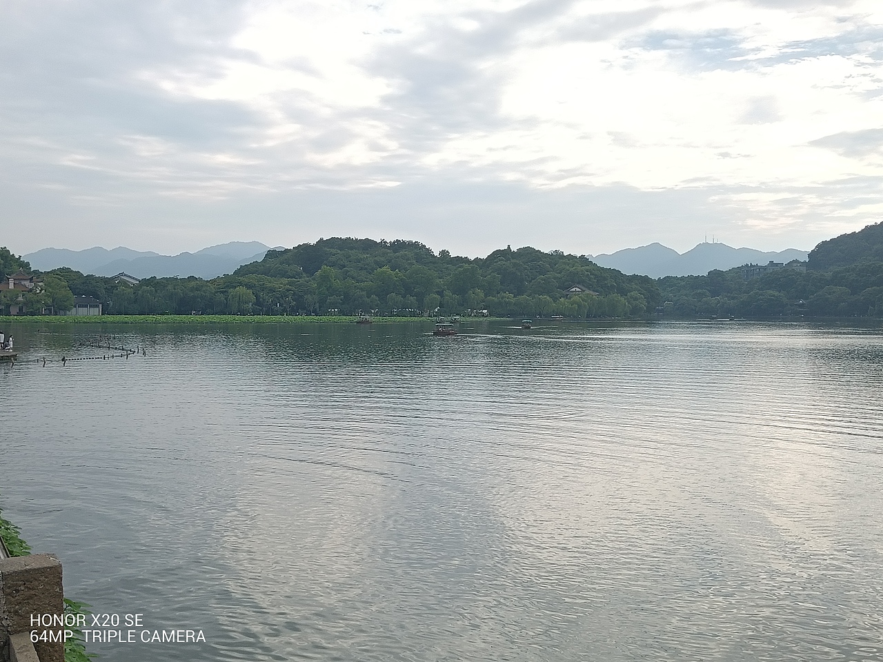 微风拂面,水波不兴