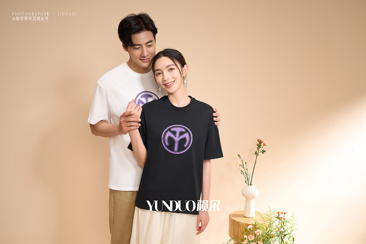 艺术家联名王超鹰 曼陀紫光 花总是要开的 T恤 上衣（图ZMzU0Nzk3ODIw） - 产品摄影 - 站酷设计师陨朵视觉顾问原创素材 - 站酷ZCOOL