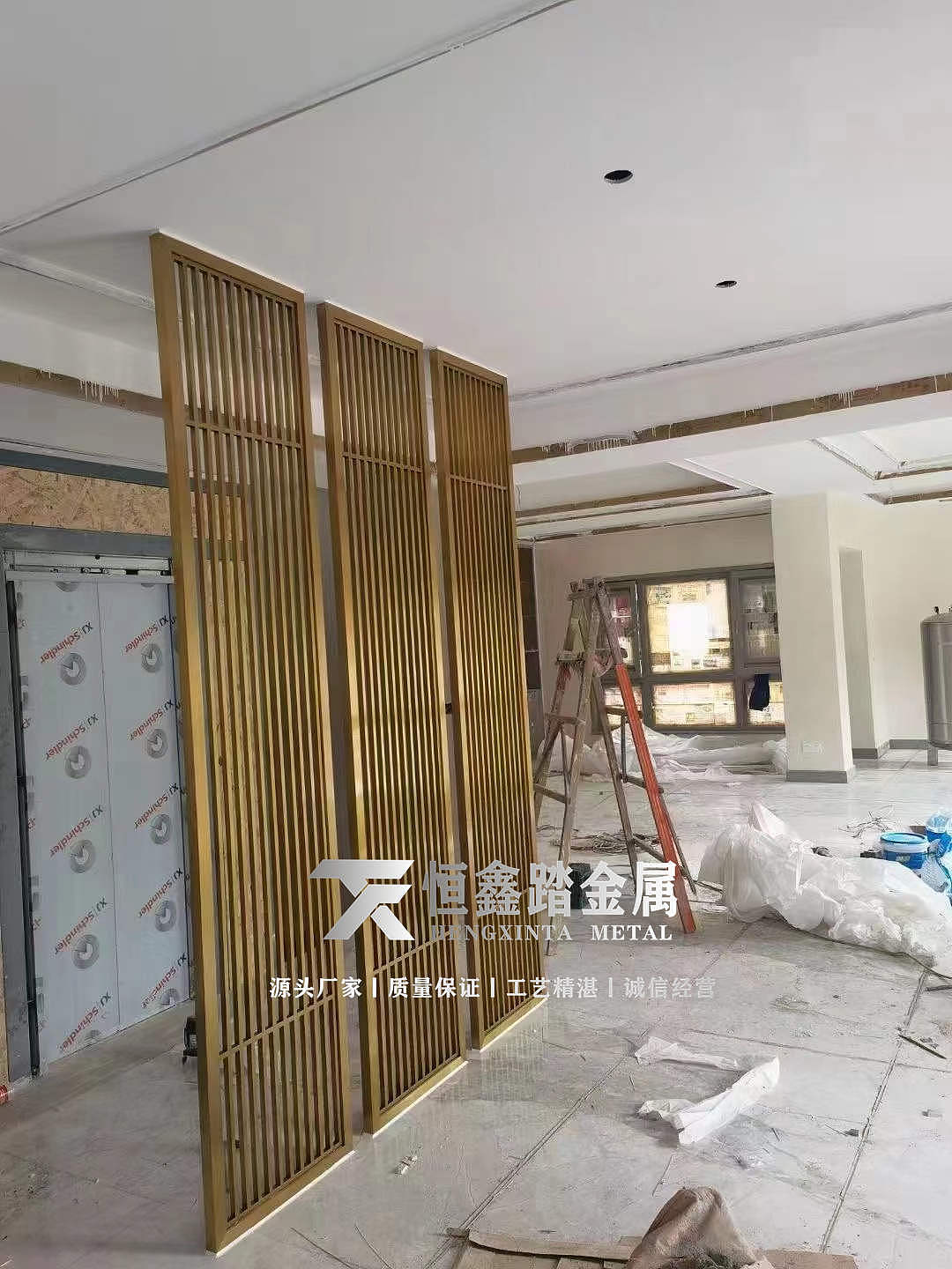 家装不锈钢屏风 拉丝钛金不锈钢玄关隔断屏风巧妙之处