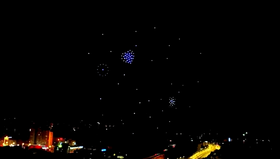 18岁的生日礼物无人机表演祝福灯光秀