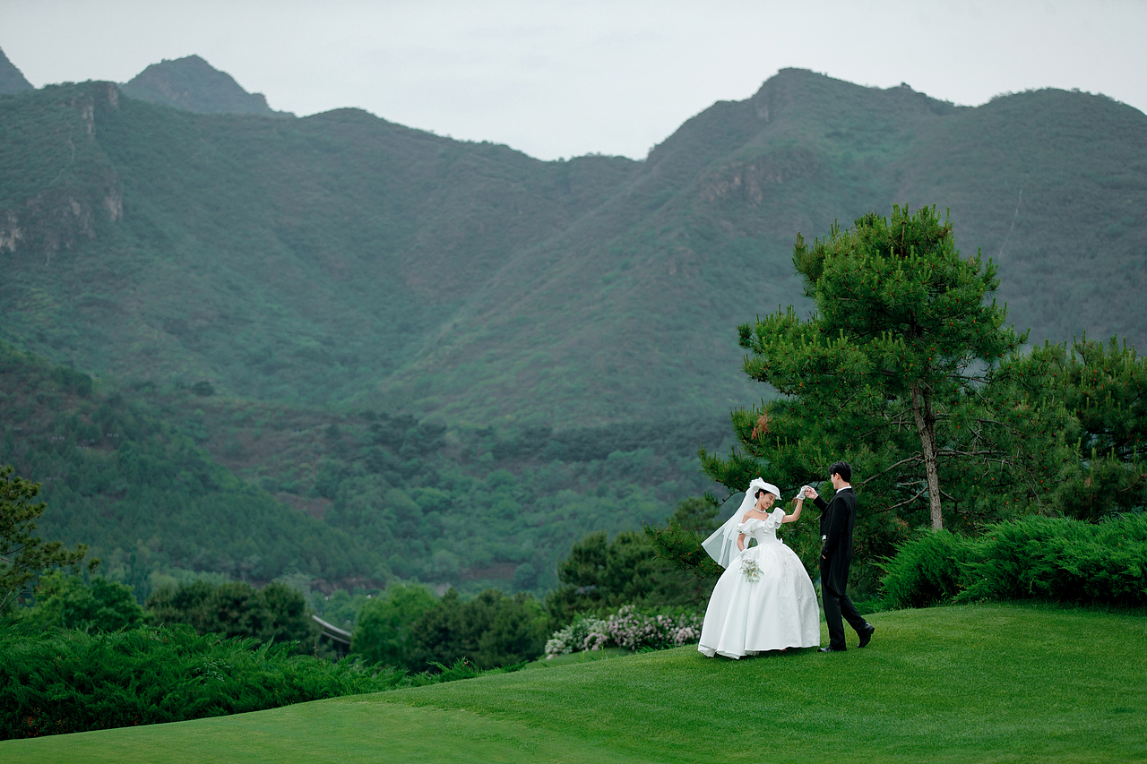 幸亏听劝😍把草坪婚纱照拍成了电影风感觉!!
