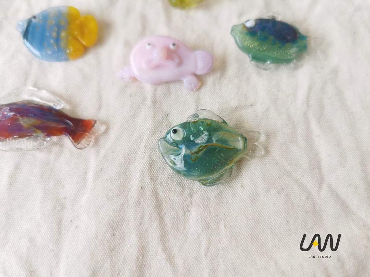 最近我的灯工玻璃作品《小鱼系列》（图ZMzEzNTcwNDEy） - 首饰设计 - 站酷设计师hlan512原创素材 - 站酷ZCOOL