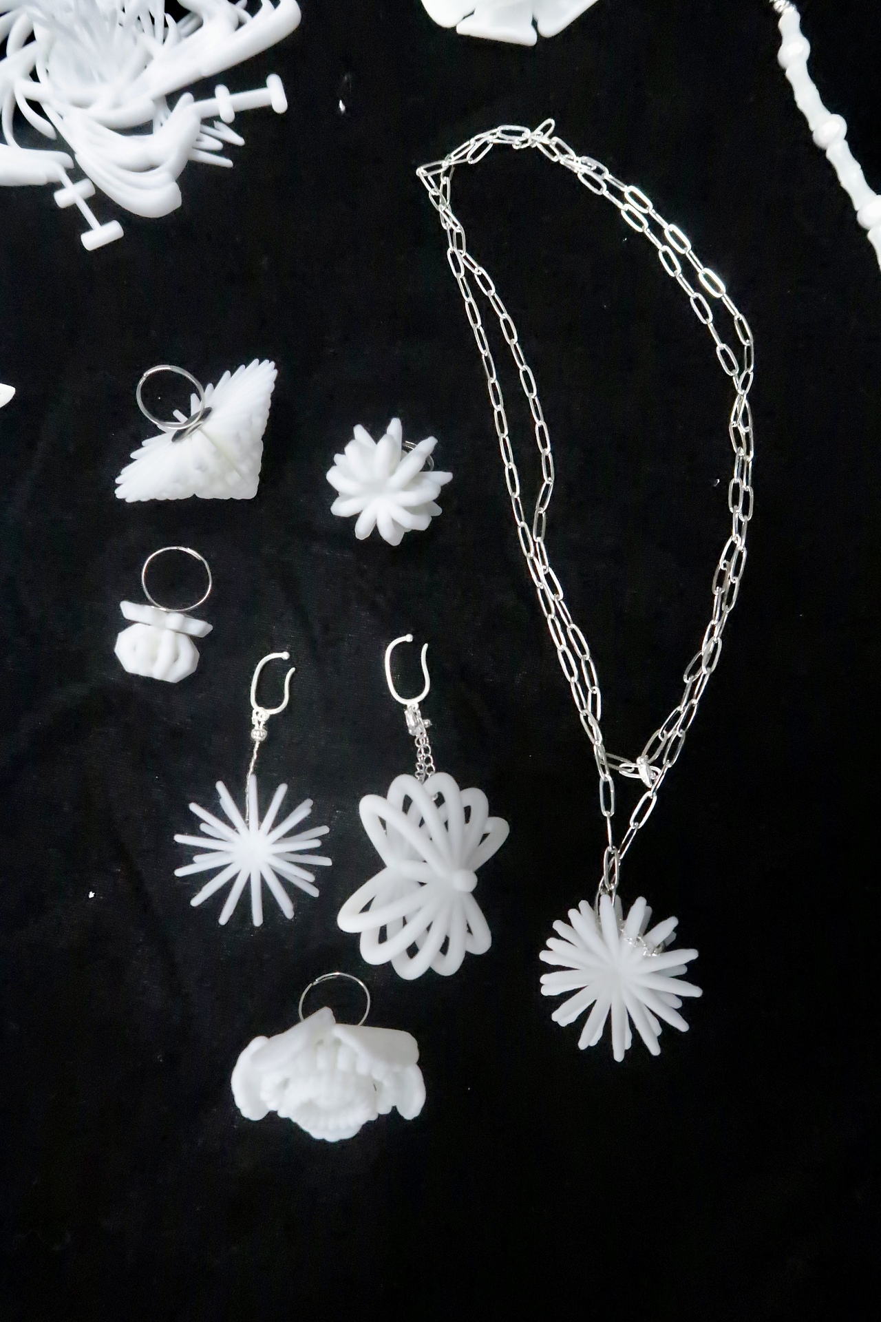 虚拟生境数字花园3.0-彝族刺绣纹样非遗再生（图ZMzQwMzEzODI4） - 人物/生物 - 站酷设计师汀一白YANA原创素材 - 站酷ZCOOL