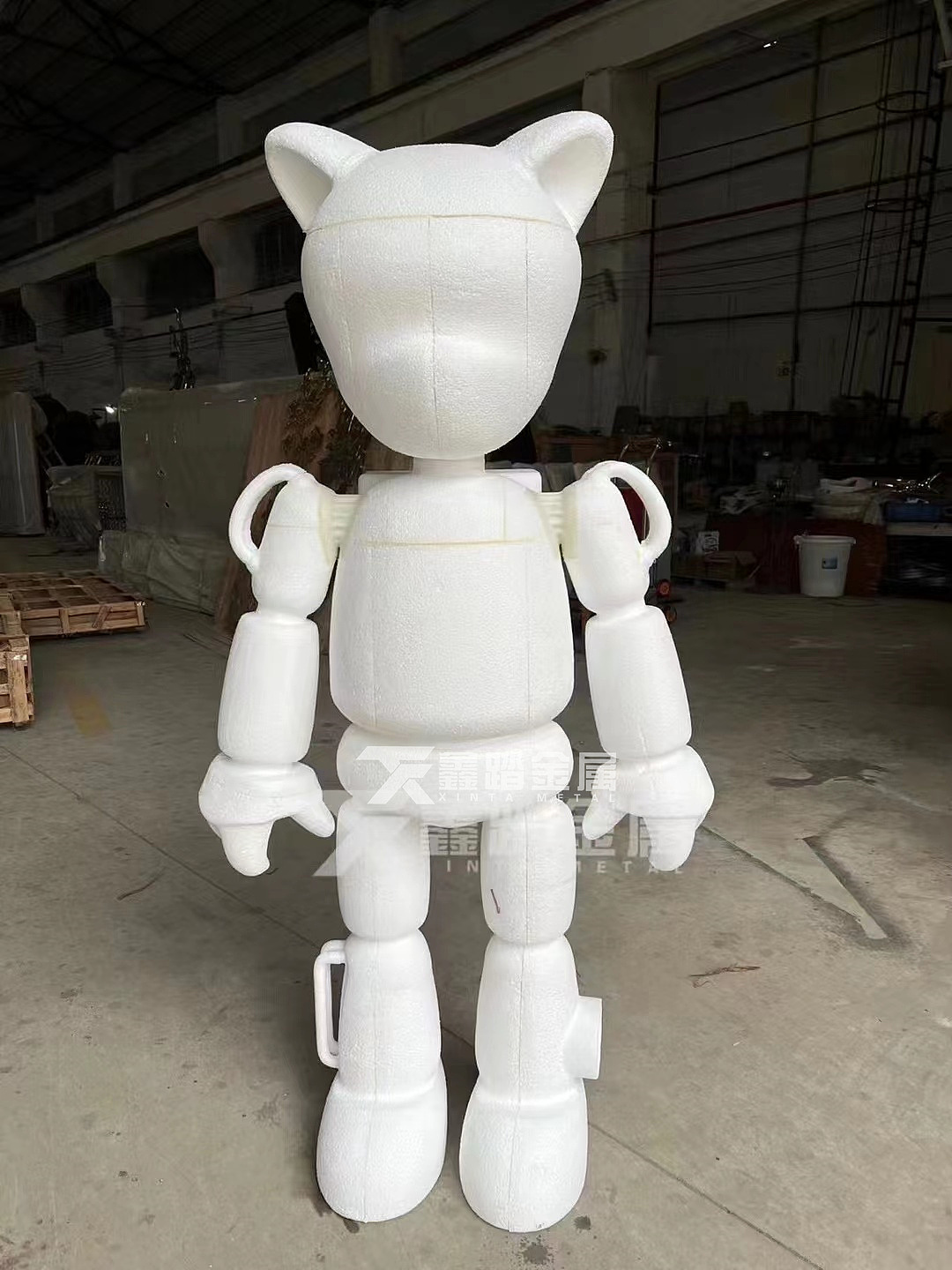 科技感爆棚 纯手工打造不锈钢外星人雕塑 艺术无边界