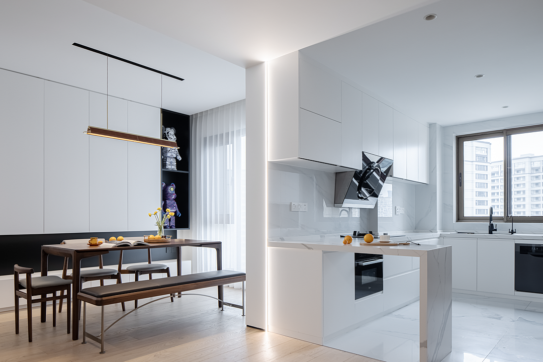 拆除部分隔墙后,餐厅与厨房相互融合而又独立,让观感得到释放。