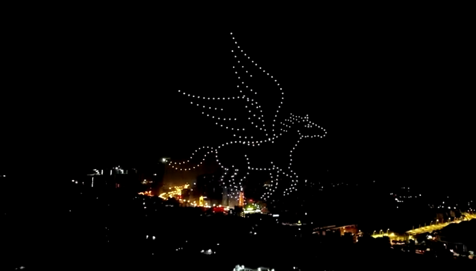 18岁的生日礼物无人机表演祝福灯光秀