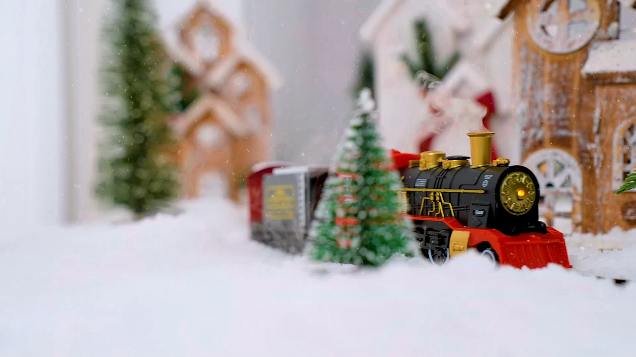 圣诞涂装的复古蒸汽火车玩具