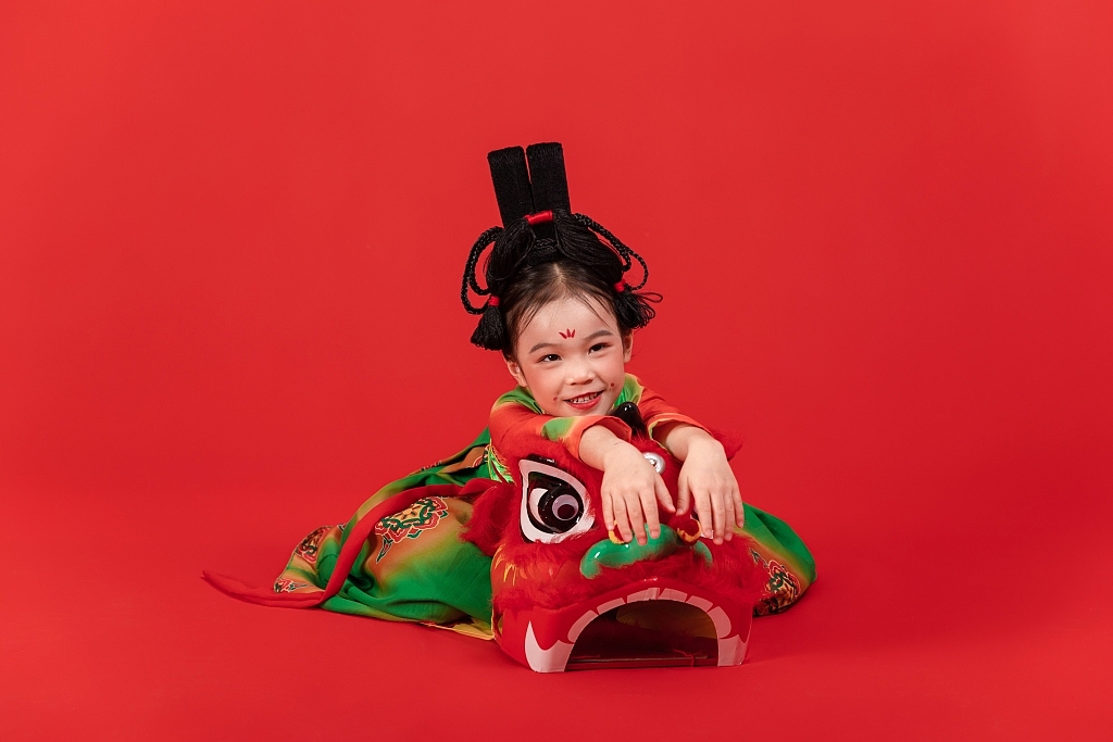 设图网|中式汉服龙年春节人物摄影图