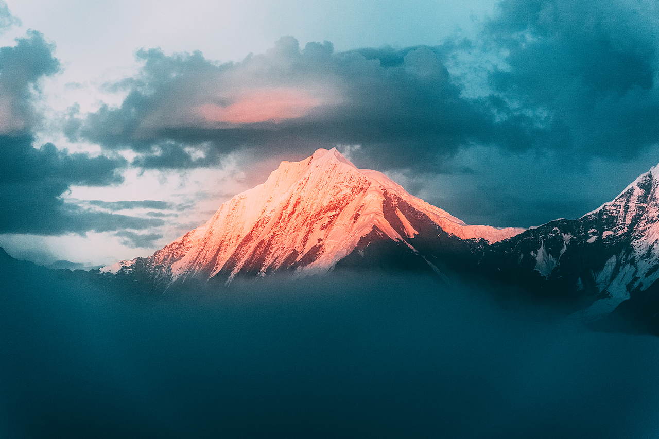 日照金山看多了,就更喜欢这样粉粉的雪山尖