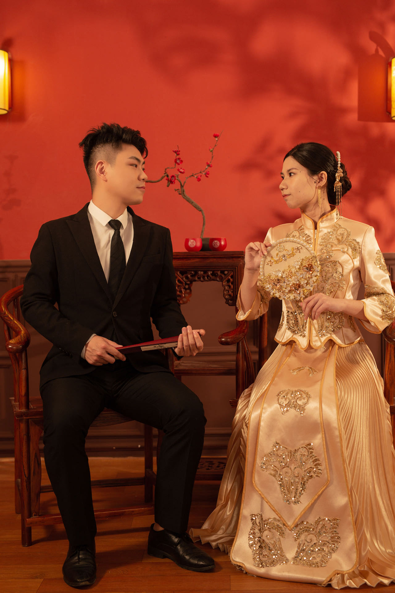 一组红色的婚纱照