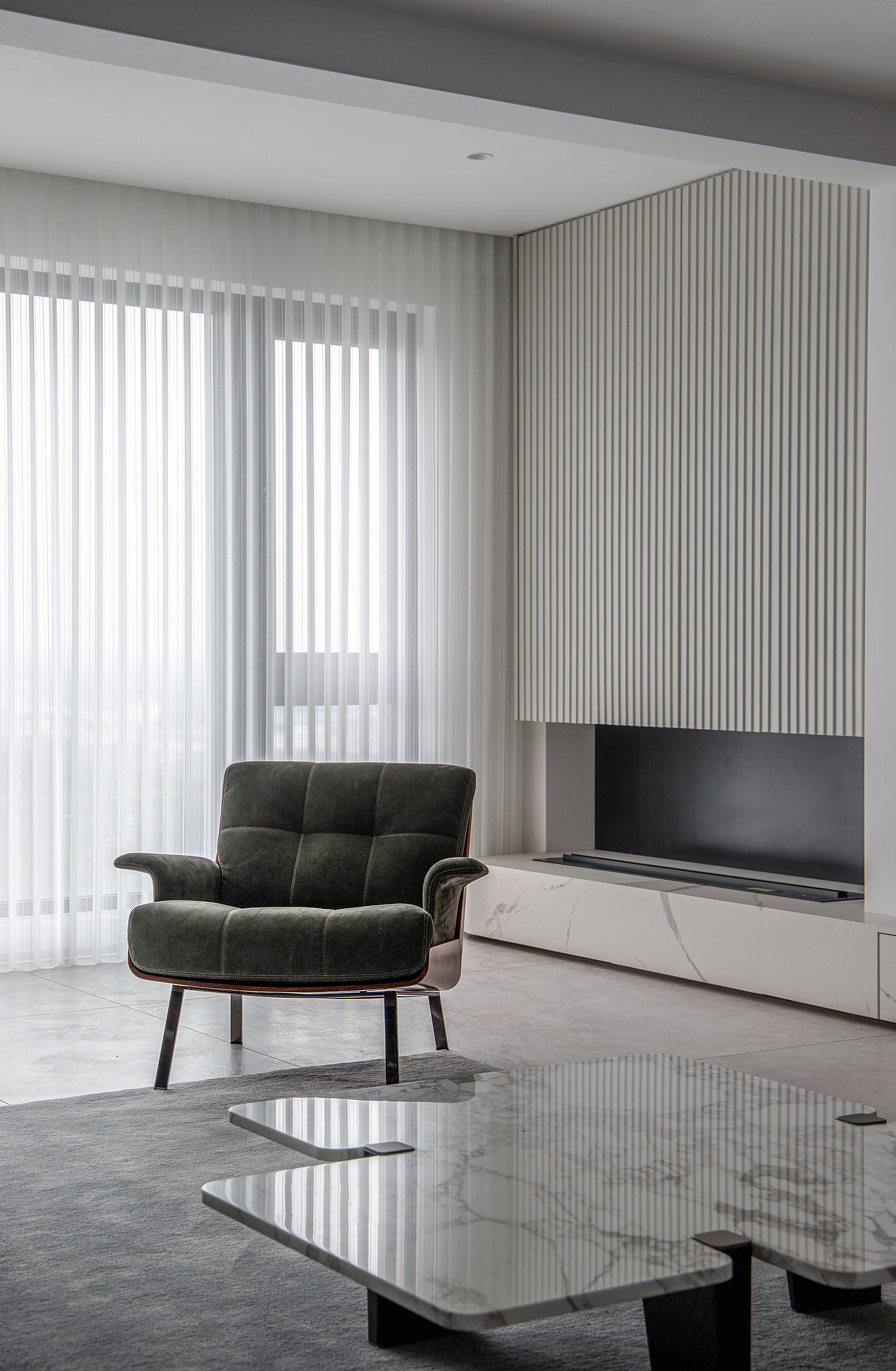 空间色调静谧柔和,灰度的和谐过度,光线透过梦幻帘倾泻而来,空间在自然光下呈现微妙细腻的变化,一件件有温度的物件,炙热的兴趣交织在一起堆积出了不平凡的家.