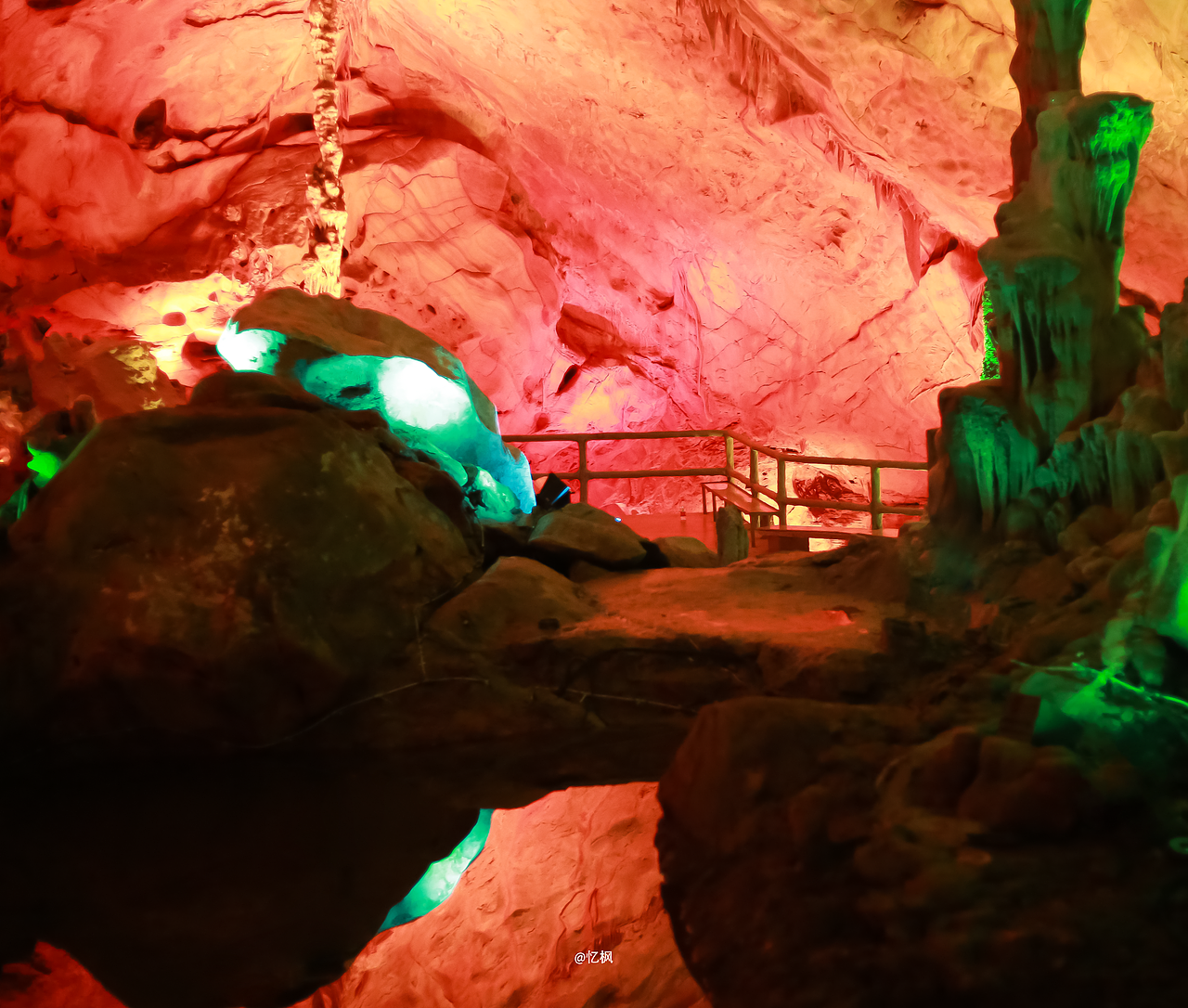 藏在溶洞里的缤纷“世界”