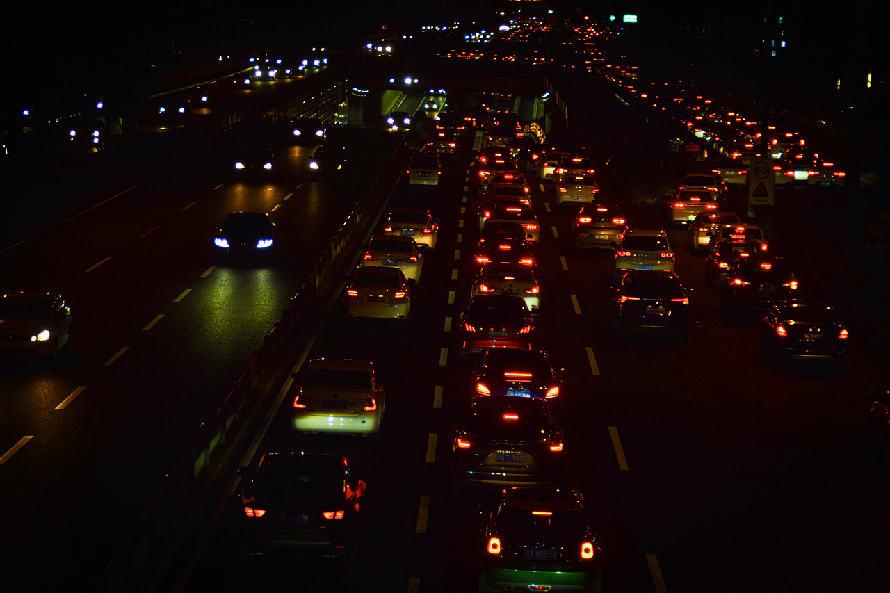 夜幕降临-川流不息