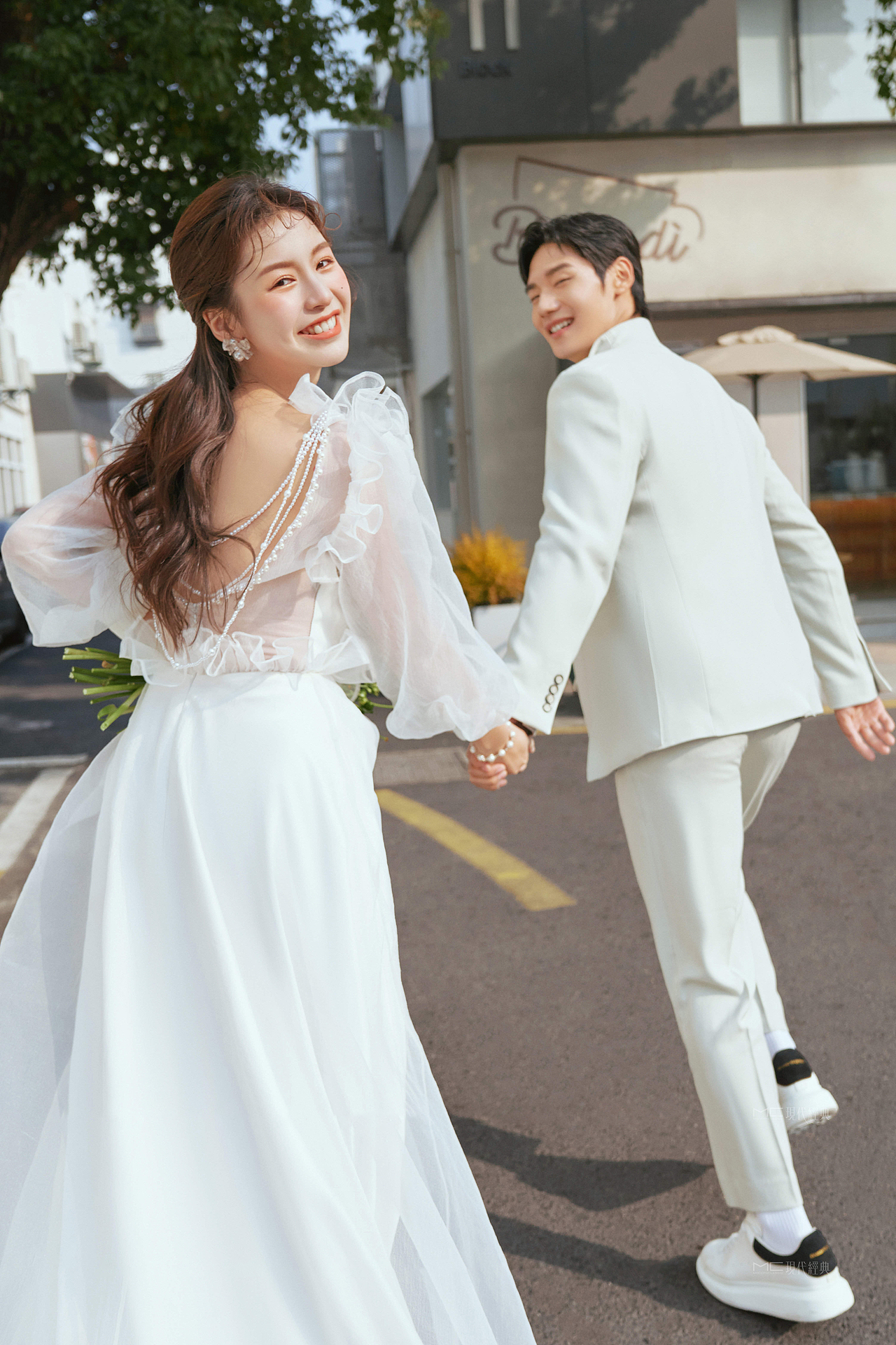 太好看了~一组甜甜的街拍婚纱照（图ZMzM5MDcyMjEy） - 人像摄影 - 站酷设计师随艺ART原创素材 - 站酷ZCOOL