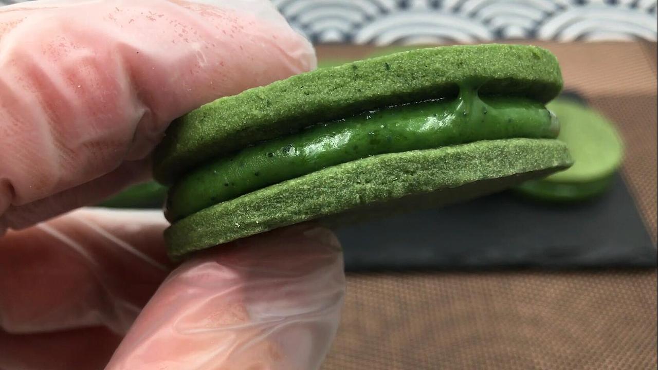 抹茶巧克力夹心饼干，口感酥脆，夹心丝滑，回味无穷。