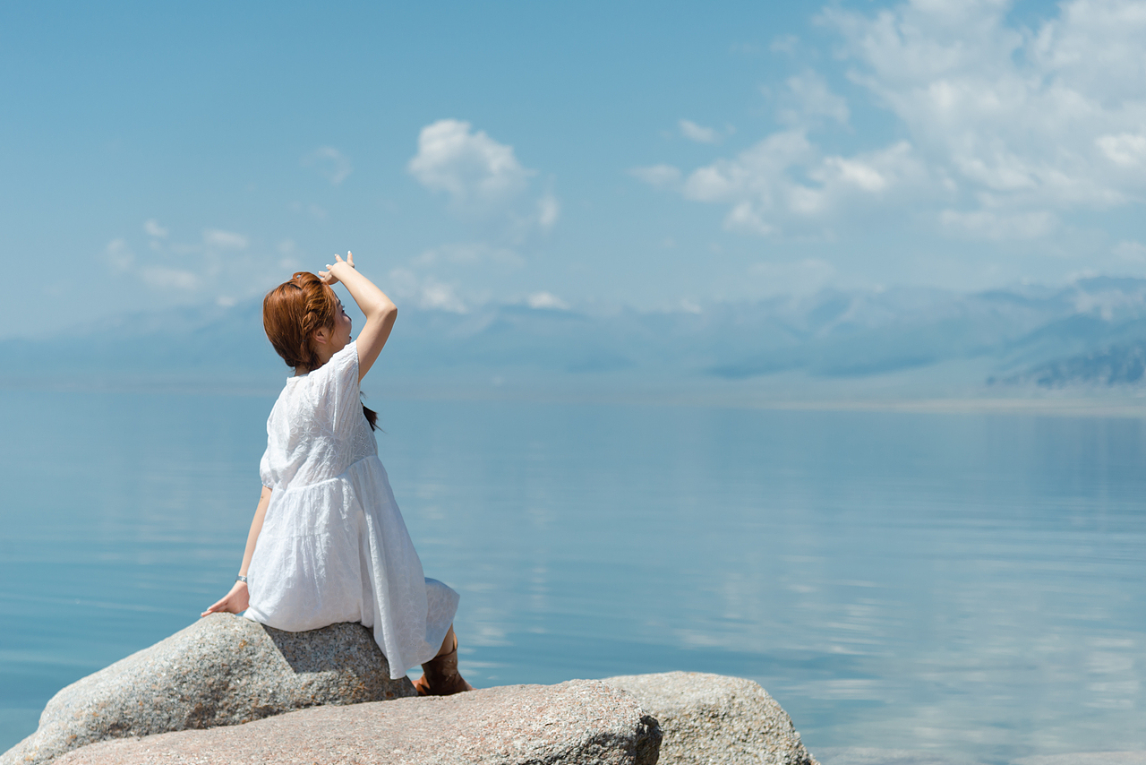 【旅拍】新疆赛里木湖——平静的湖面（图ZMzU2NzA5NzEy） - 人像摄影 - 站酷设计师摄影师欧亚原创素材 - 站酷ZCOOL