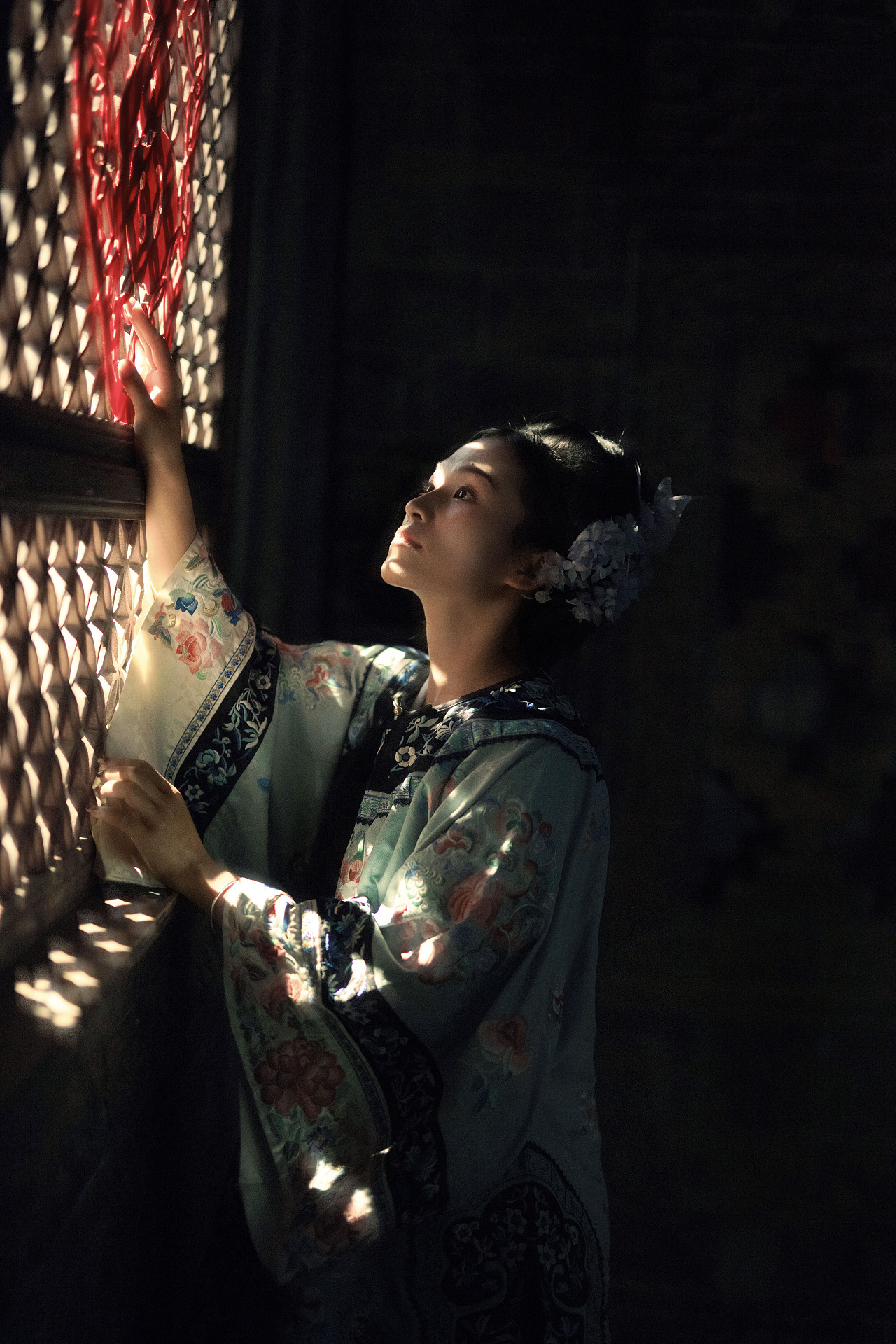 四角天空 走不出的红墙绿砾 古风摄影 清汉女 国风美学（图ZMzYxOTIxNTQ4） - 人像摄影 - 站酷设计师Cc成晨原创素材 - 站酷ZCOOL