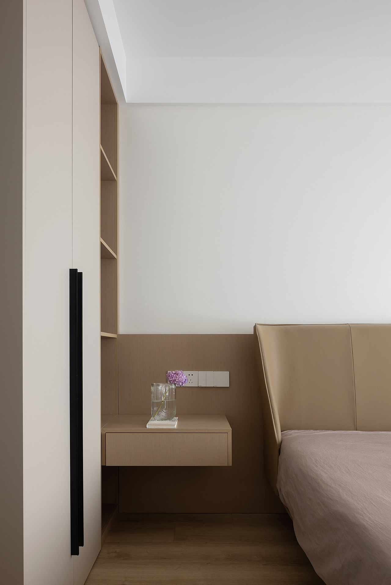 甄选优雅格调的床头造型，运用同色相融的设计原则，梳理了平面与立面的层次，突破配色的壁垒，制造出安谧、恬静的氛围。光线不必过于明亮，含蓄又克制的光影，既能在夜间给予起身充沛的光源，又毫不刺眼，舒适宜人。