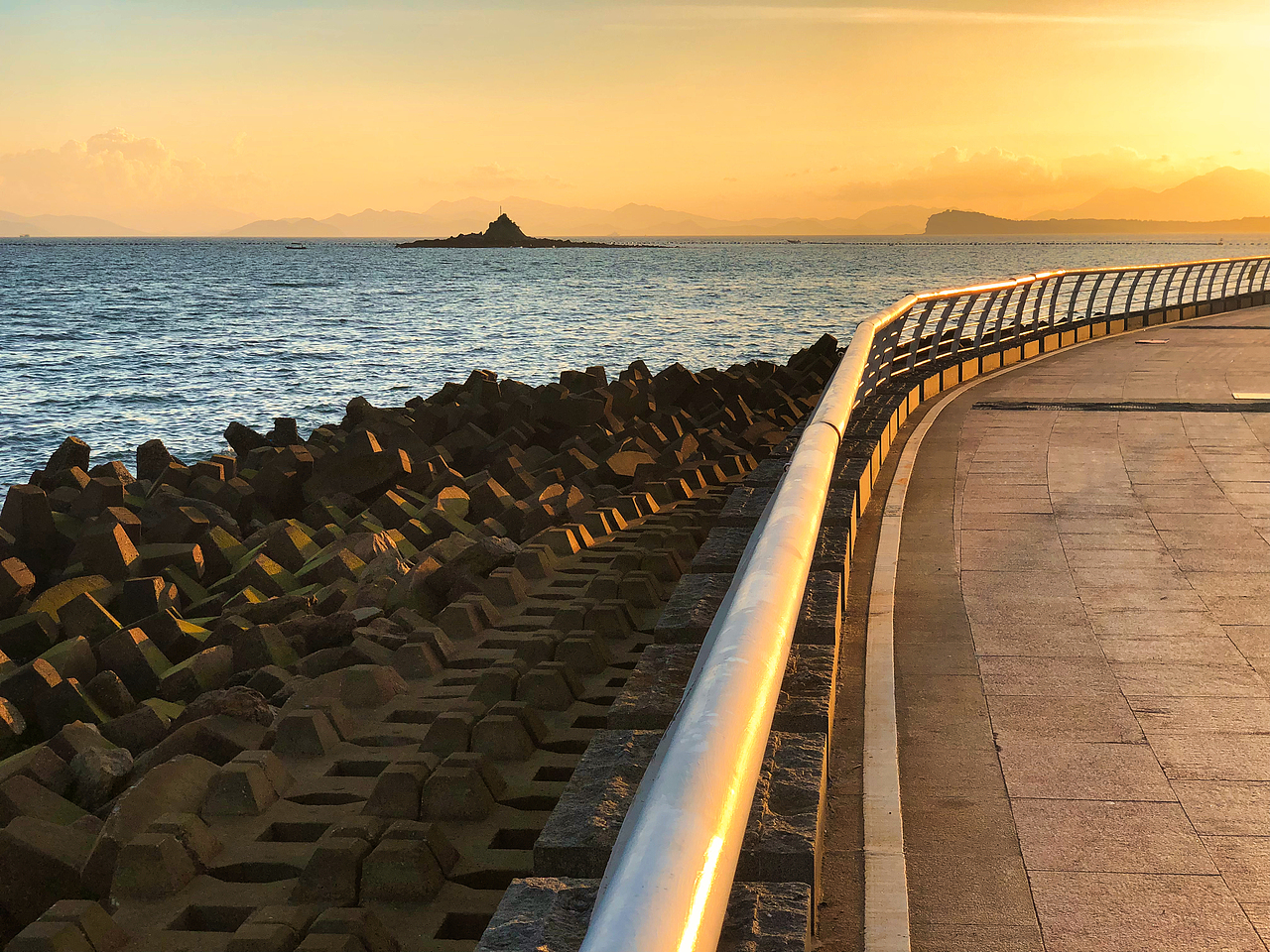夕阳下的深圳南澳月亮湾
