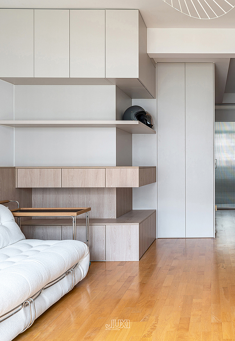 原木+水泥组合太酷了,餐厨一体+转角柜布局显大又通透