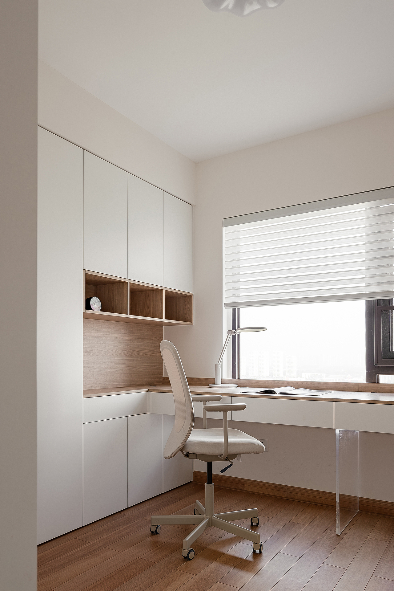 房整体配色选择的是奶油白,低饱和度百搭且耐看。一门到顶吊柜+悬浮书桌,搭配同色系拉手,简约好看还清爽。侧边书桌上方做一排置物架,可以放一些书籍或者小摆件。偶尔有客人来的话,书房也可以搭配沙发床,秒变温馨小卧室,满足临时居住需求。