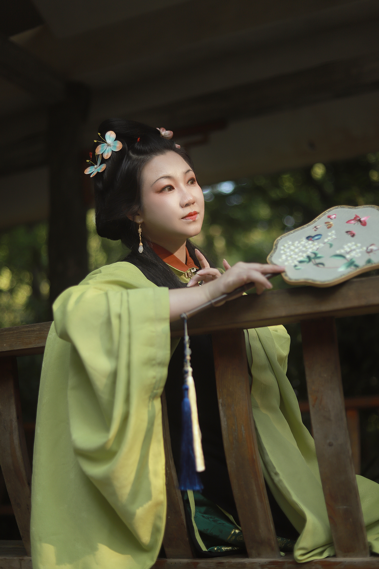 茶花相对谁人栽?空山无人我独赏。