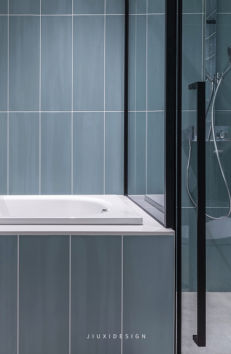 瓷砖配合空间功能做出分区,统一中形成变化,中间加入马赛克小砖让空间更有趣味。