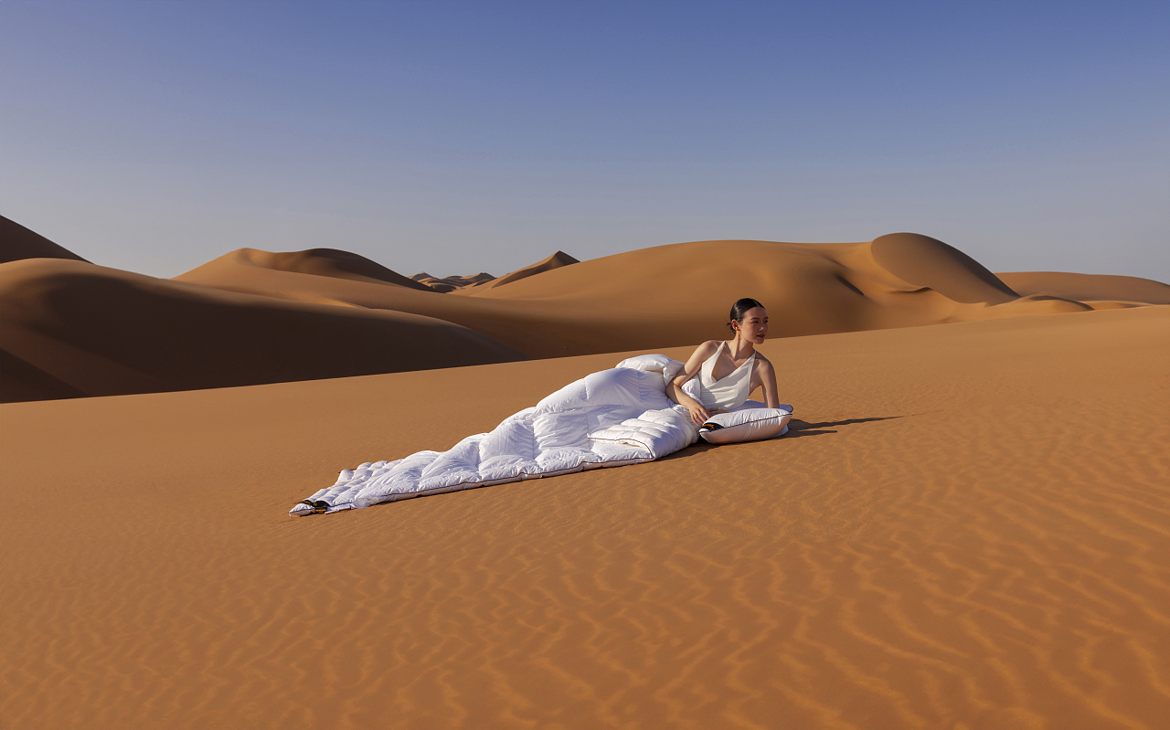 羽绒被和沙漠（图ZMzQ0NzU2MTE2） - 产品摄影 - 站酷设计师曹训创意视觉原创素材 - 站酷ZCOOL