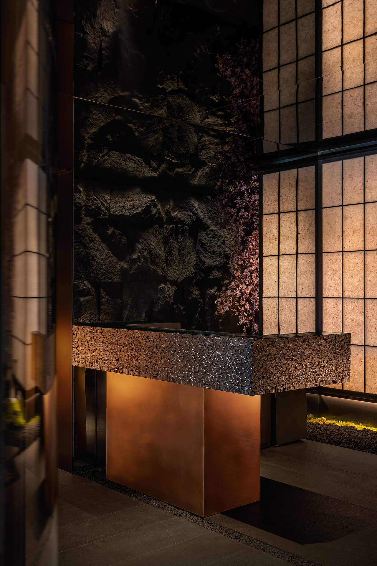 《礼记·玉藻》:“膳于君”
肴之美 器之精 境之雅<br><br>最终,所有造境与动线将访客聚合于空间中央的板前。宽大的桧木案台,配圆椅、布帘、影窗,更有曾在2017年获授亚洲十大名厨的铃木民夫,就在这里将山野美味割烹料理。