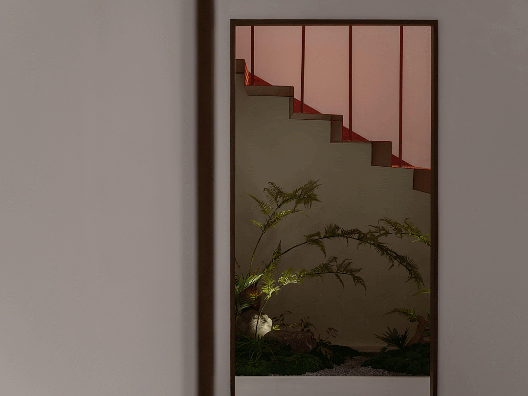 见影
见与不见,藏与漏,是空间中人与场景的另一道对话。闭合的建筑空间就像一个个方盒子一样,一个紧挨着一个,迂回的动线,则是场景化陈列无法避免的一个缺点,再加上搭建夹层带来空间层高的退让,这些都给我们造成了困扰。