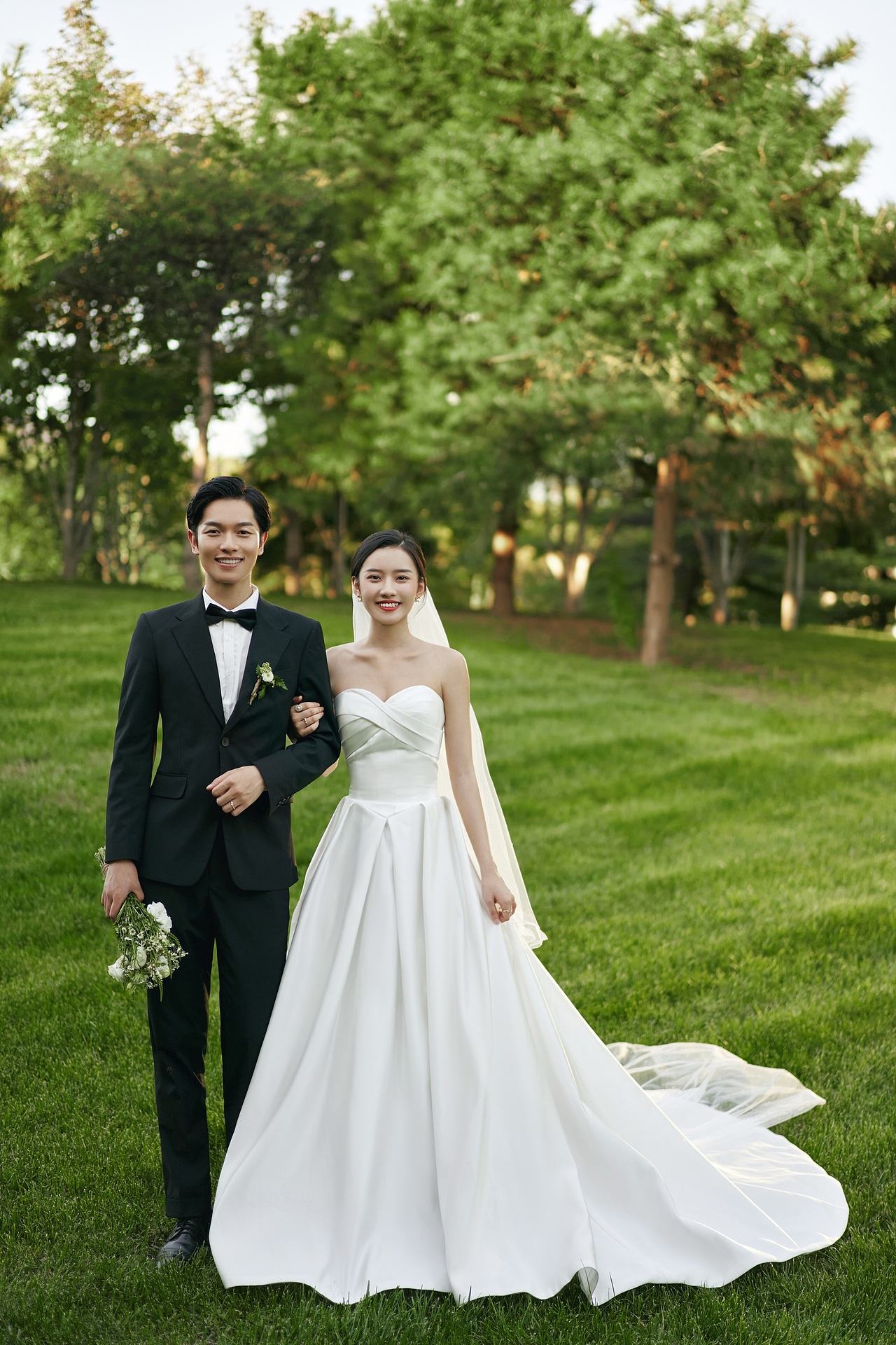 千万不要拍夕阳森系草坪婚纱照，因为太好看啦~（图ZMzIzMDQ1NDMy） - 婚礼摄影 - 站酷设计师遇见YUJIAN原创素材 - 站酷ZCOOL