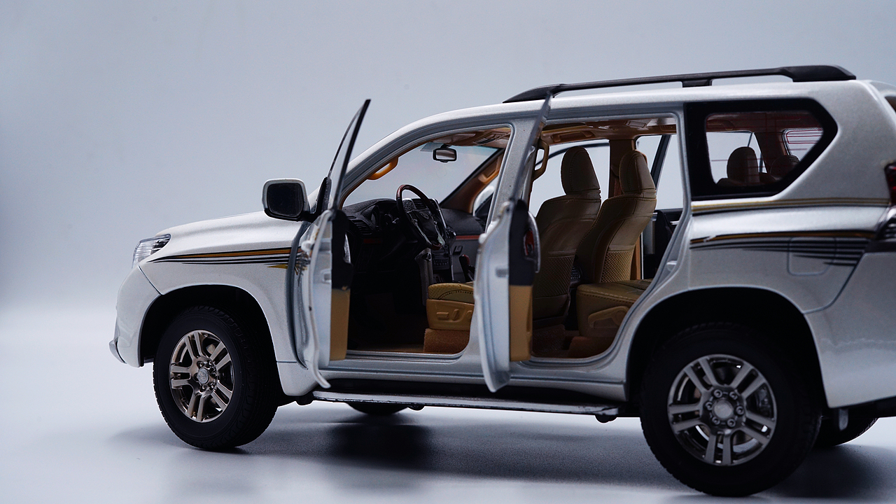 丰田普拉多VX 1:18