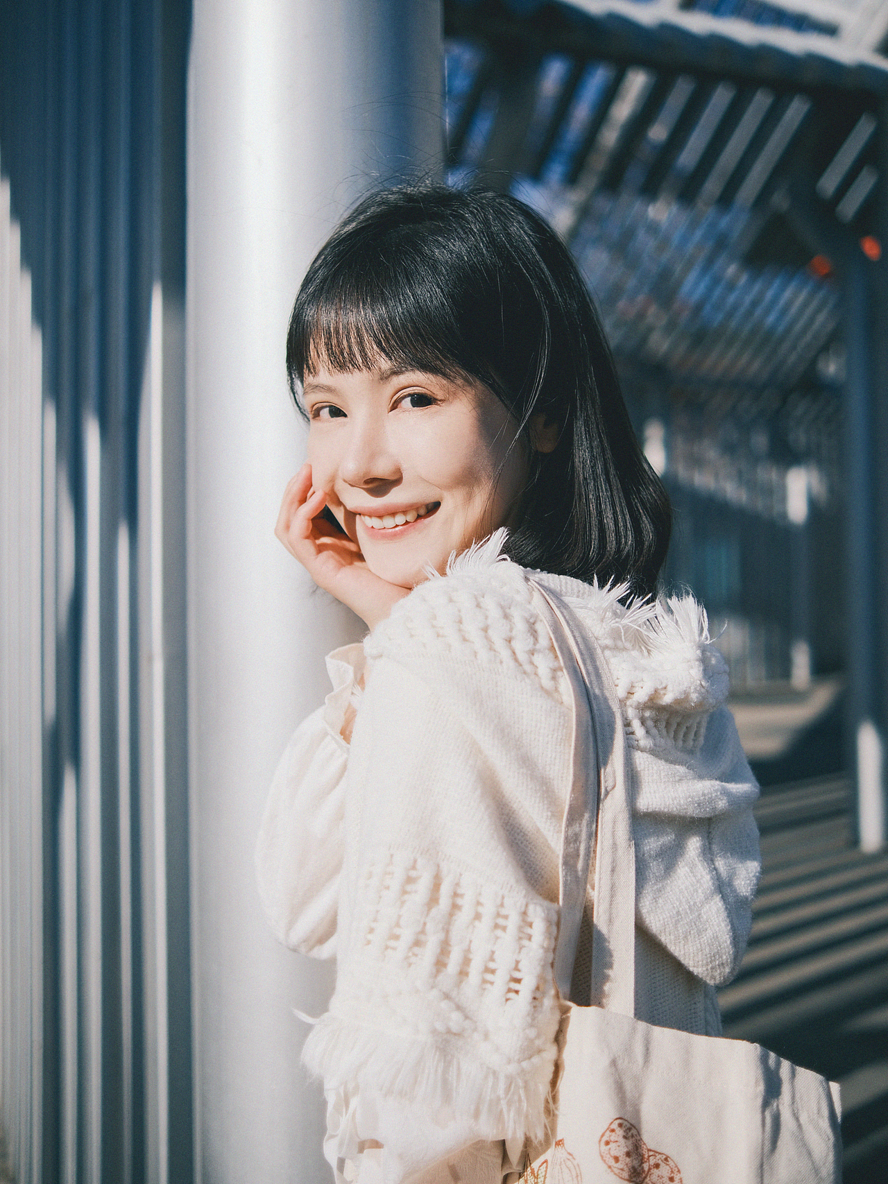 一个气球和一把透明伞