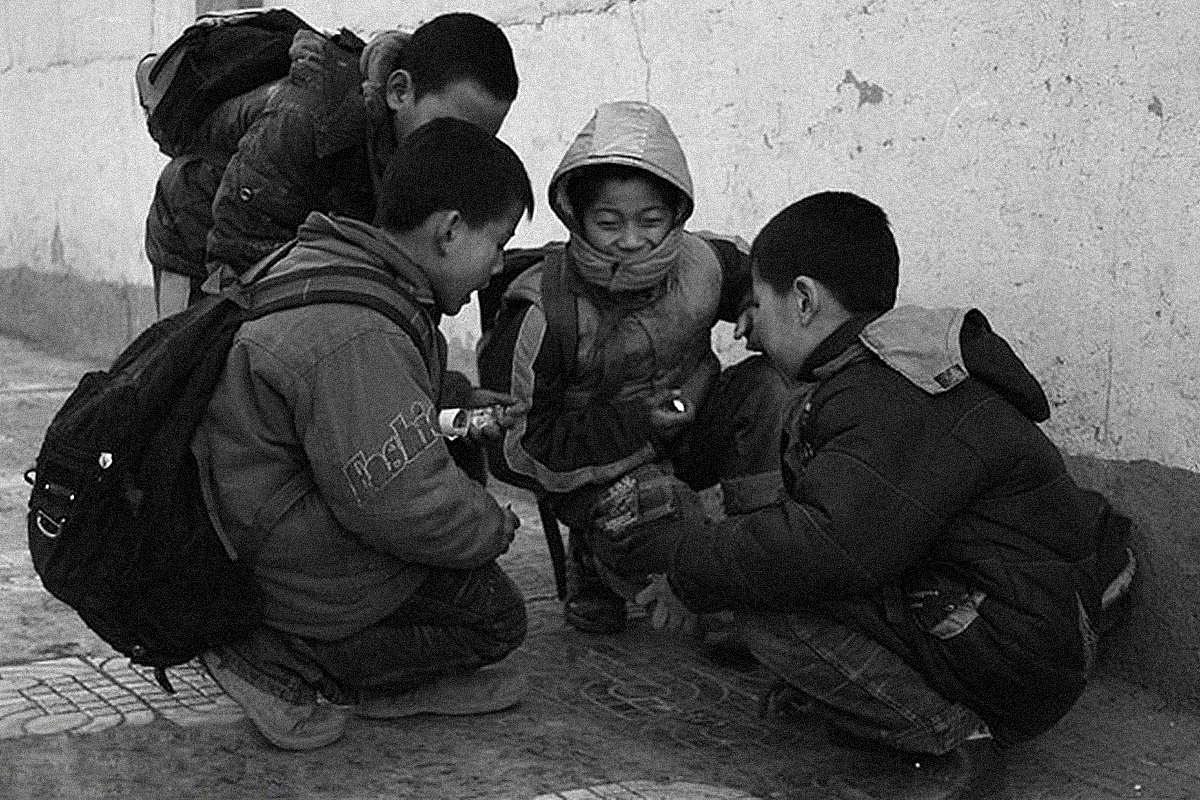 黑白摄影放学路上