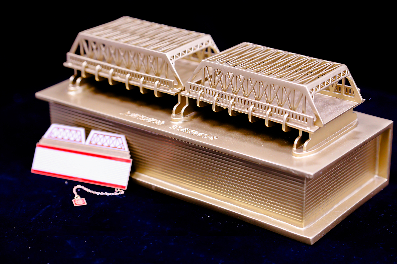 《京沪两地情》铜器雕塑的诞生