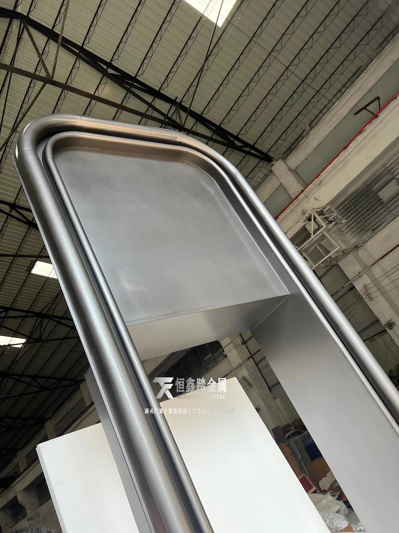 售楼部大堂装饰弧形门套双曲面不锈钢门套制作过程解析