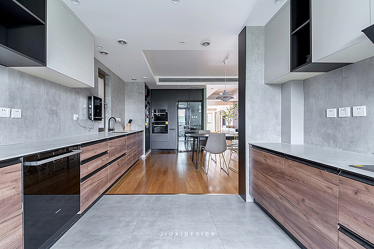 超大的厨房空间,高柜与橱柜组合搭配,可以顺畅地从冰箱取菜→洗菜→备菜→烹饪→出餐,完成一系列流畅操作动线。
地砖与木地板的区分,把中餐与西餐的制作区划分出来,互不干扰。<br>